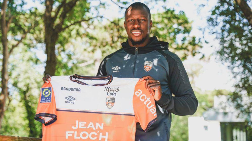 Benjamin Mendy saat diperkenalkan sebagai pemain baru FC Lorient pada Juli 2023. (twitter.com/FCLorient)