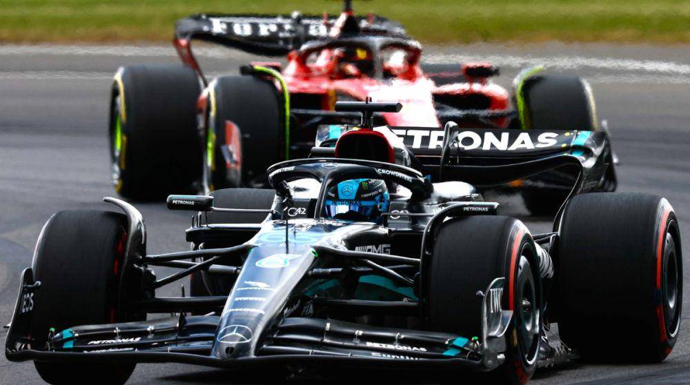 Mercedes (depan) saat mengungguli Ferrari di GP Inggris 2023. (twitter.com/MercedesAMGF1)