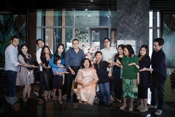 7 Potret Ultah ke-88 Nenek Valencia Tanoe, Hangat Bersama Anak-Cucu