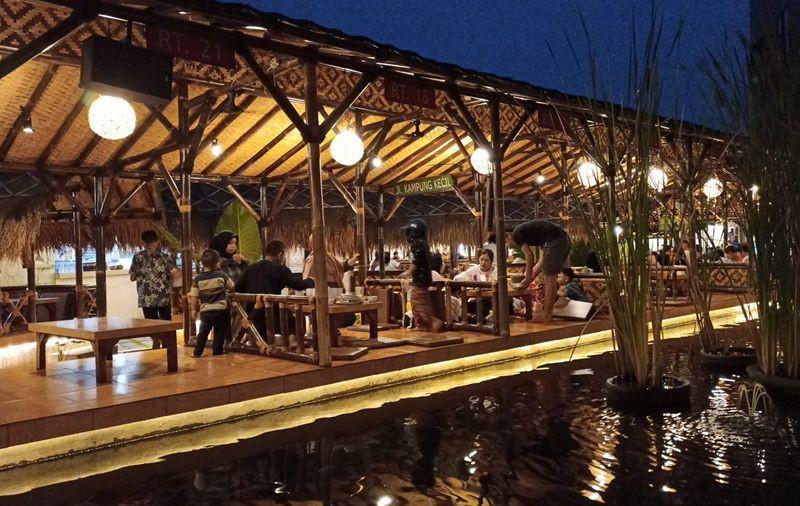 7 Tempat Makan Keluarga di Jakarta Suasana Pedesaan