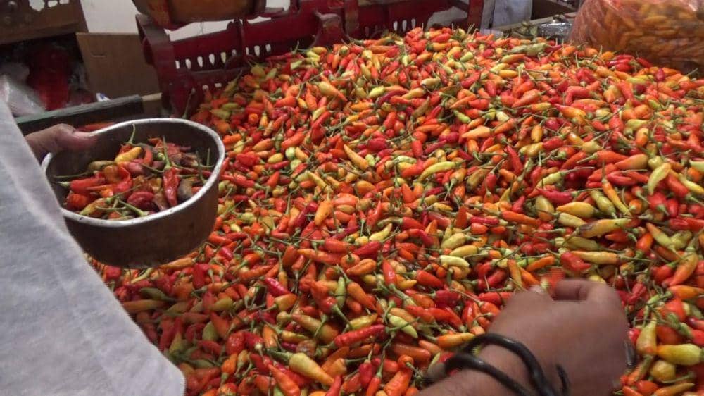 Aktivitas jual beli cabai rawit di pasar Legi Ponorogo/ IDN Times/ Riyanto