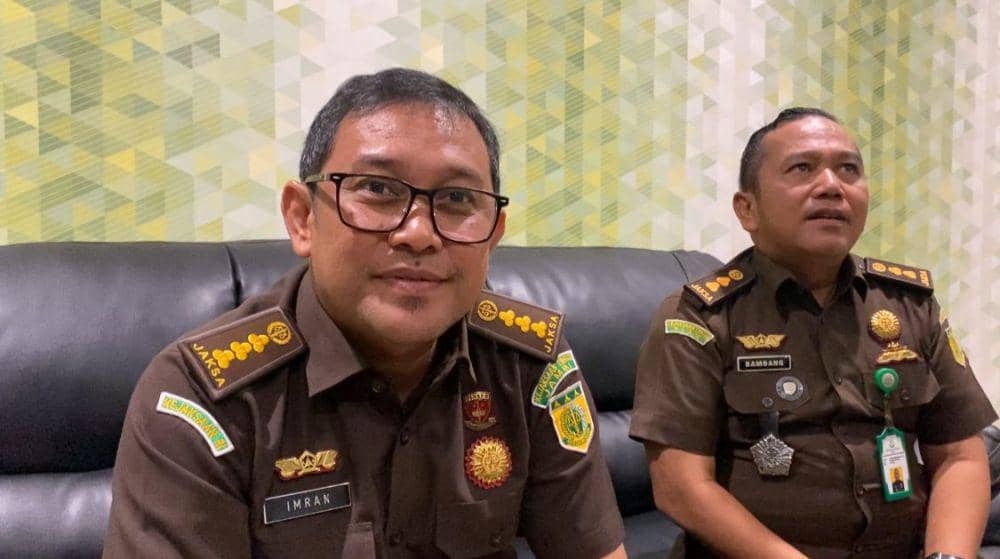 Asisten Pidsus Kejati Riau Imran Yusuf didampingi Kasi Penkum dan Humas Bambang Heri Purwanto (IDN Times/ Fanny Rizano)