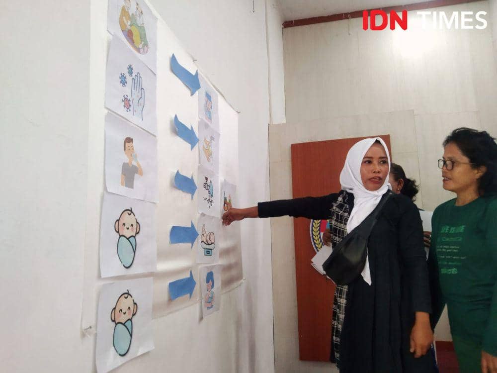 Ibu-ibu rumah tangga bermain game yang asah pengetahuan kesehatan (IDN Times/Eko Agus Herianto)