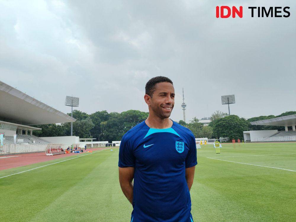 Pelatih Inggris U-17, Ryan Garry sebelum latihan di Stadion Madya, Selasa (21/11/2023). (IDN Times/Tino).