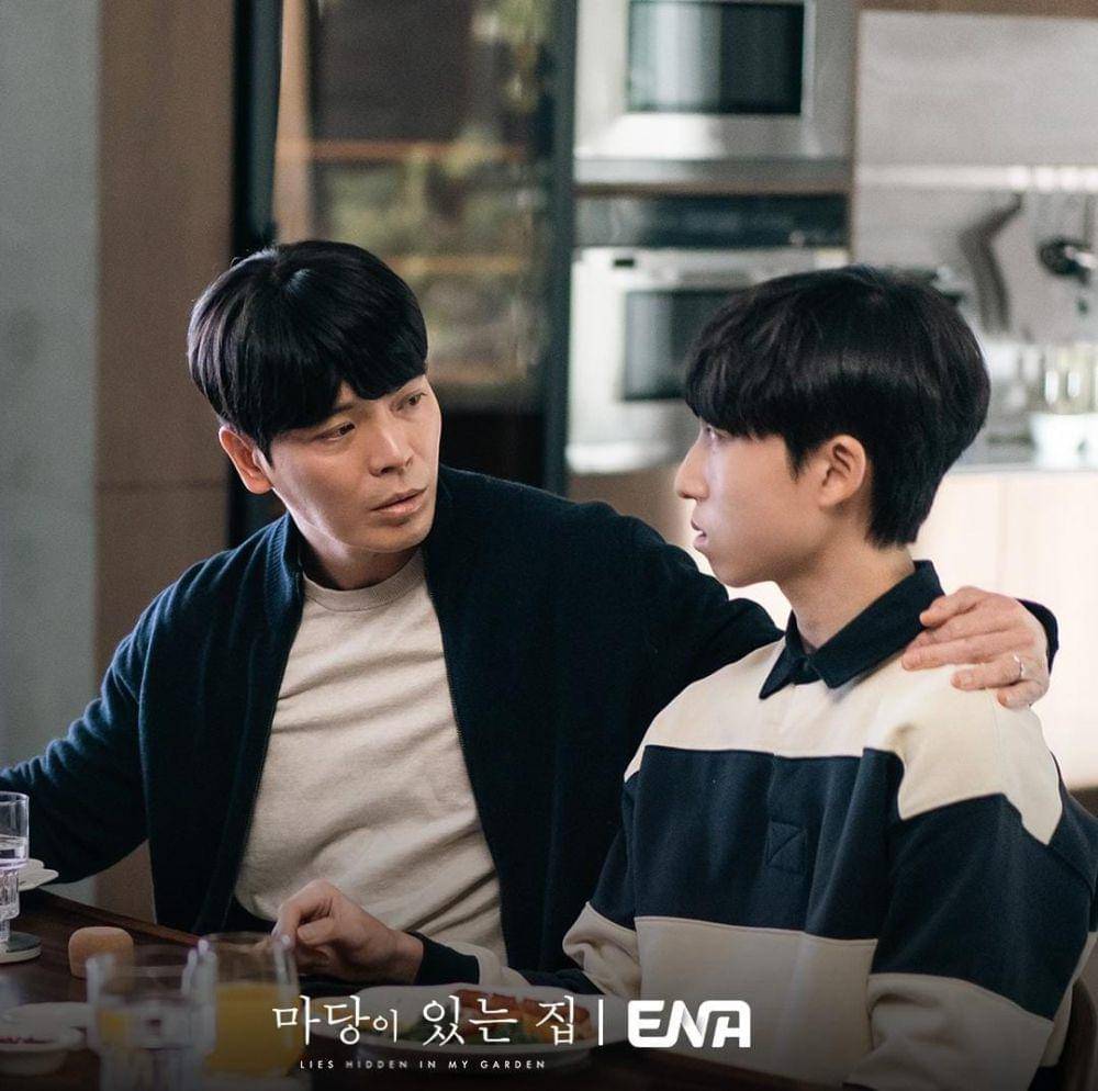 Kim Sung Oh dan Cha Sung Je di drama Lies Hidden in My Garden (instagram.com/channel.ena.d)