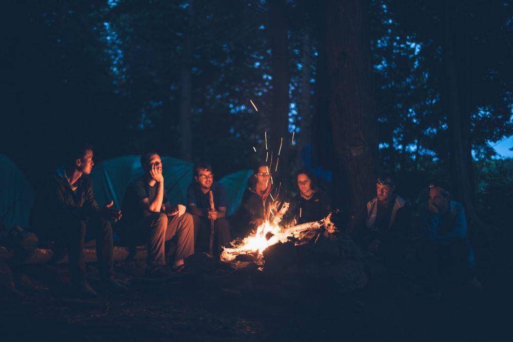 7 Alasan Teman yang Pintar Mendengarkan Layak Diajak Bercerita (unsplash.com/Mike Erskine)