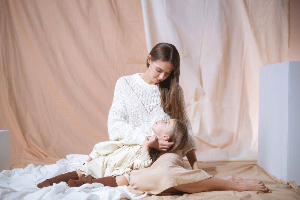 ilustrasi seorang ibu berbicara dengan anak perempuannya (pexels.com/cottonbro studio)