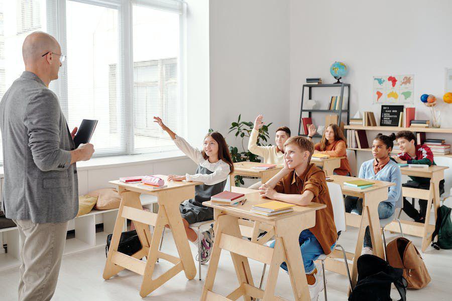 10 Puisi Hari Guru yang Penuh Makna dan Menyentuh Hati