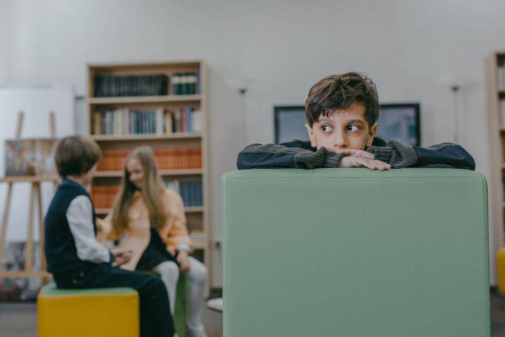 ilustrasi anak dijauhi teman-temannya (pexels.com/Mikhail Nilov)