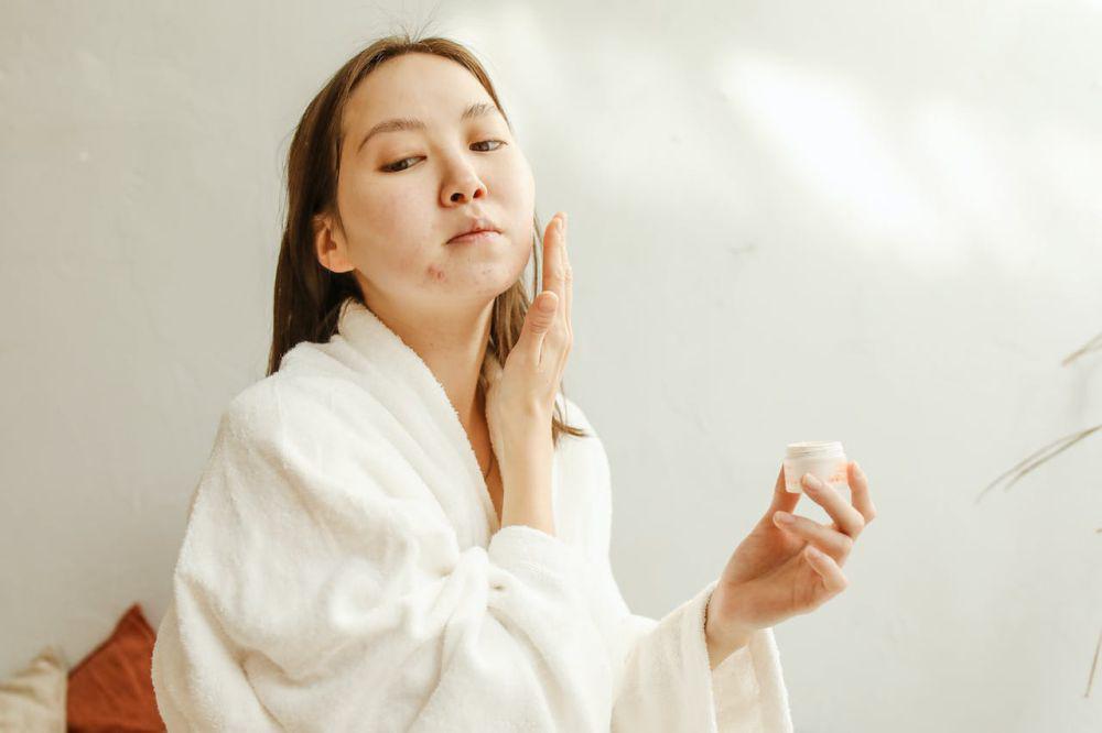 5 Cara Menggunakan Tester Produk dengan Aman, Biar Kulit Gak Rusak