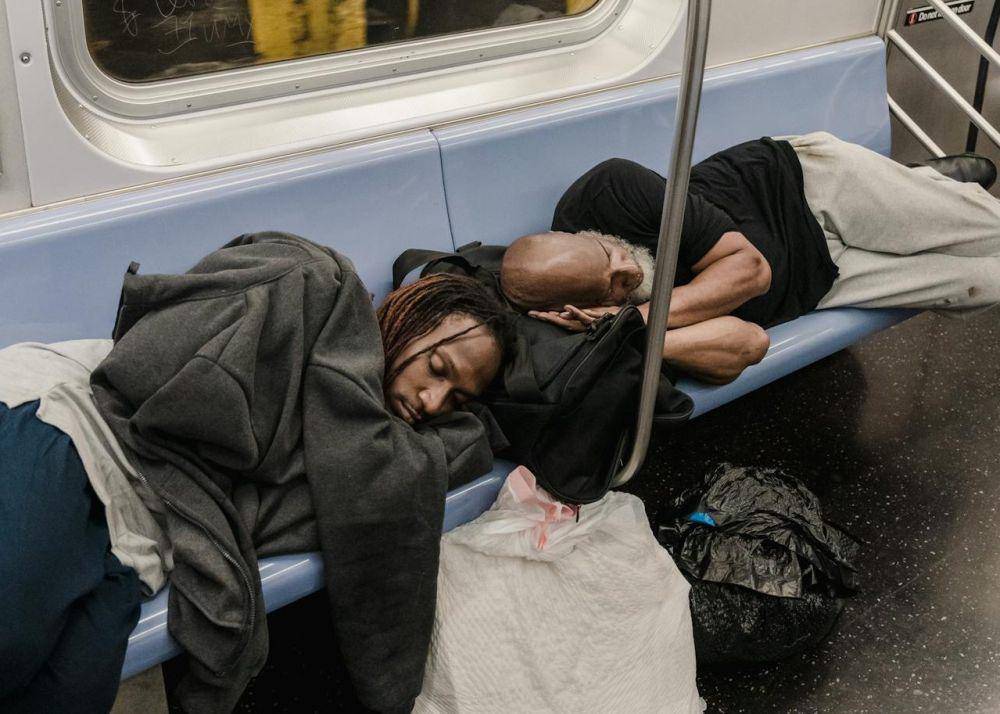 ilustrasi tidur di kursi kereta (pexels.com/Timur Weber)