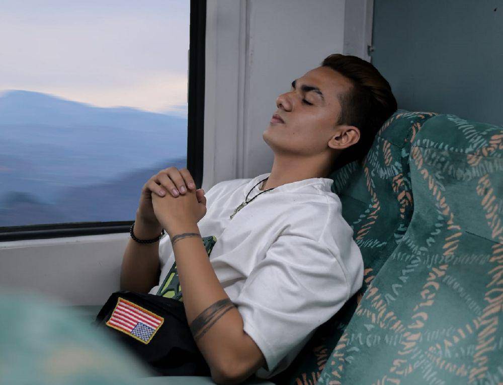 ilustrasi tidur di kursi kereta kelas eksekutif (pexels.com/Uprising production)