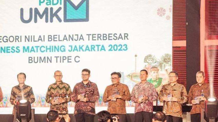 PT Pegadaian meraih penghargaan sebagai BUMN Tipe B dengan Peringkat III untuk Kategori Nilai Belanja Terbesar Business Marketing di ajang penganugerahan Harvesting Ceremony yang digelar oleh Pemerintah Provinsi DKI Jakarta di Taman Fatahilah, Kota Tua - Jakarta pada Minggu (9/11) (dok. Pegadaian)