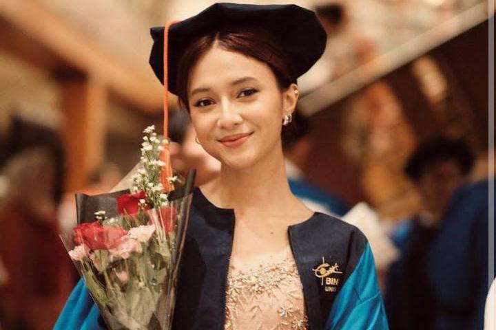 8 Potret Wisuda Rahmania Astrini, Sah Jadi Sarjana Ilmu Komunikasi