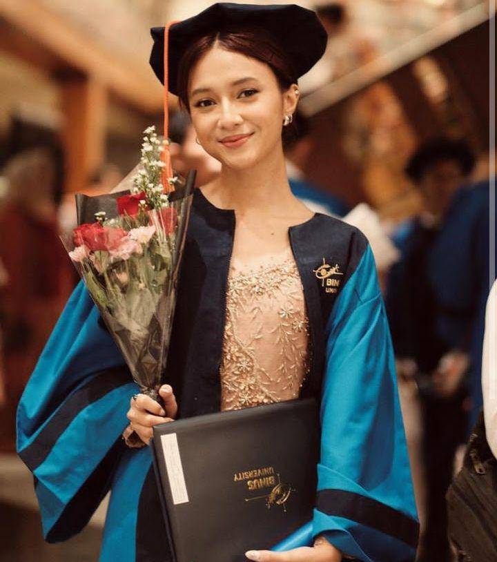 Rahmania Astrini wisuda (Instagram.com/rahmaniaastrini