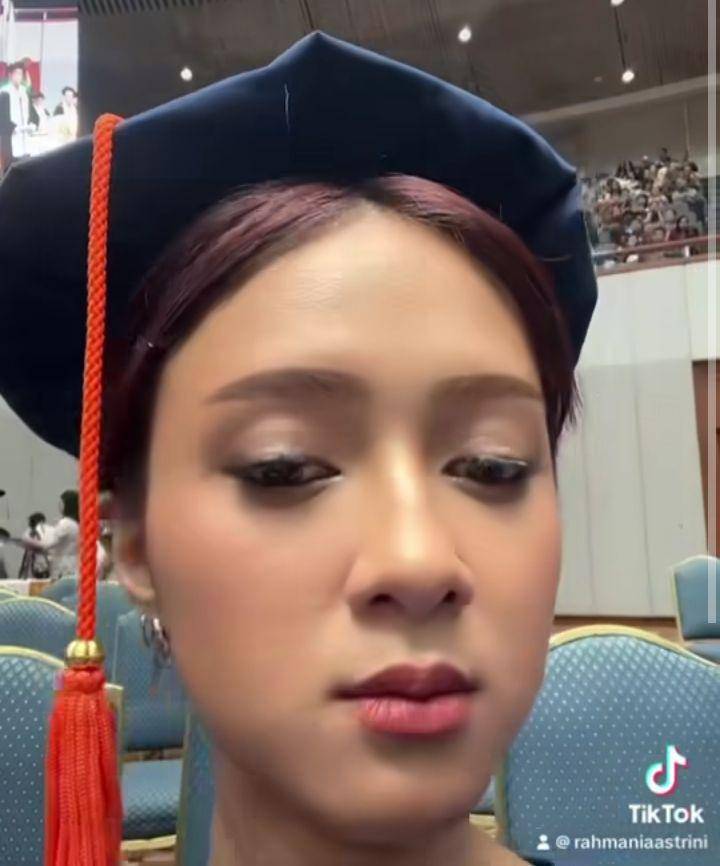 Rahmania Astrini wisuda (Instagram.com/rahmaniaastrini