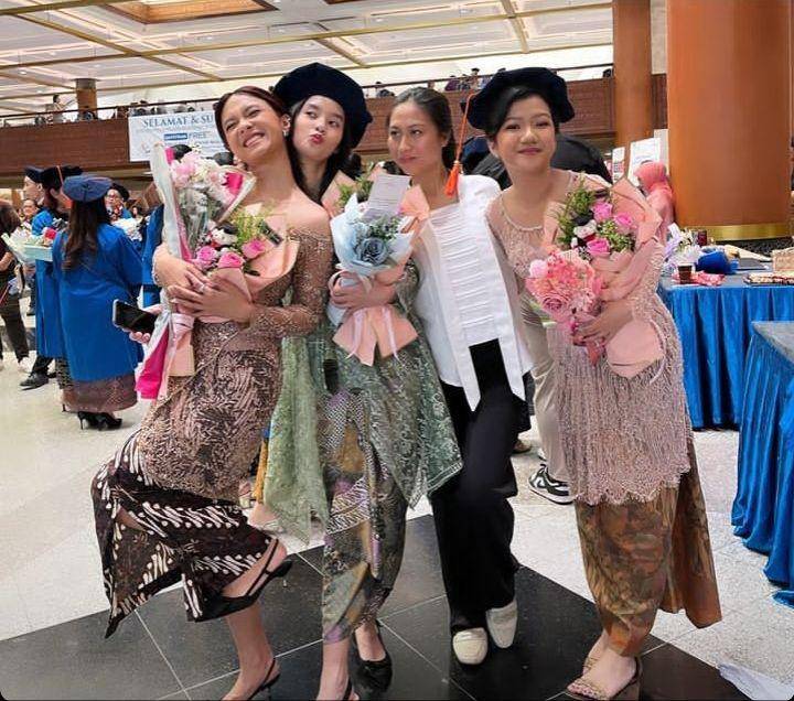 Rahmania Astrini wisuda (Instagram.com/rahmaniaastrini)
