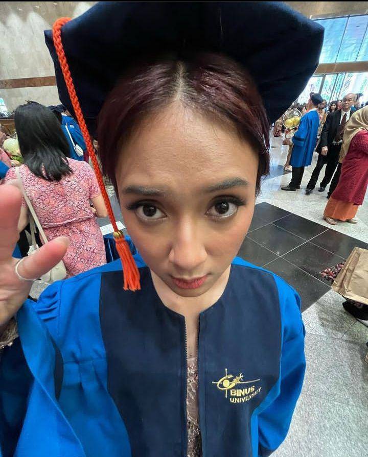 Rahmania Astrini wisuda (Instagram.com/rahmaniaastrini