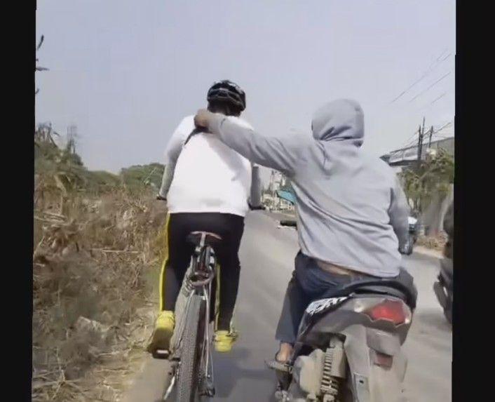 Viral, Pria di Bekasi Dijambret Saat Bersepeda