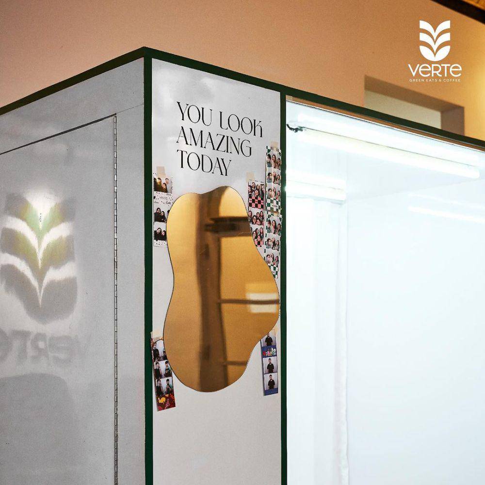 Spot photbooth di Verte Cafe Surabaya. Instagram/vertecafe.id