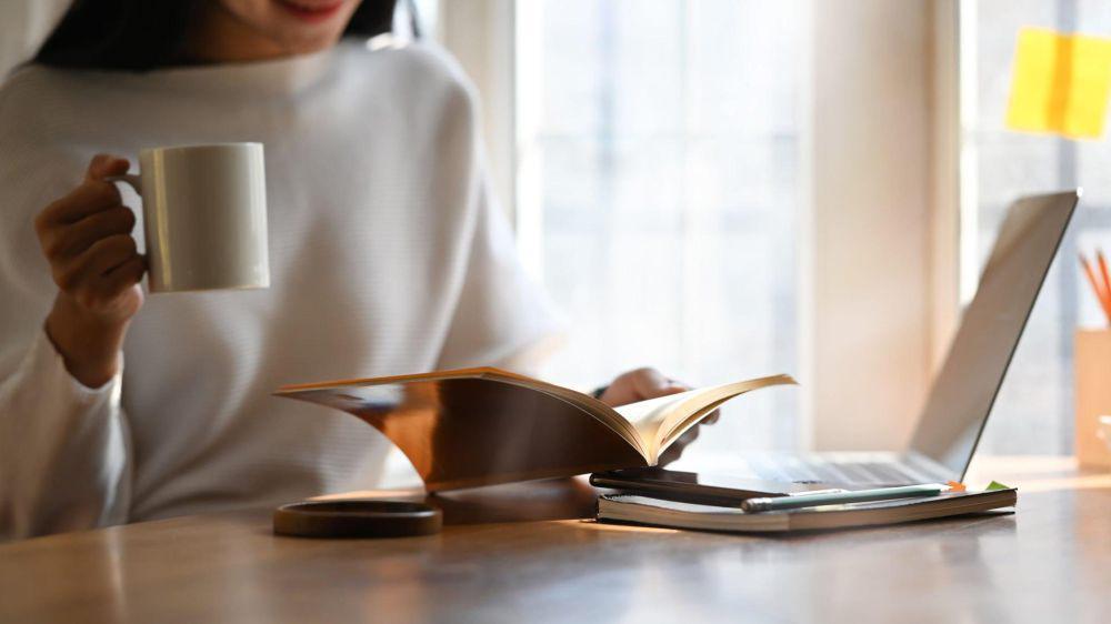 ilustrasi membaca buku saat istirahat kerja (istockphoto.com/PrathanChorruangsak)