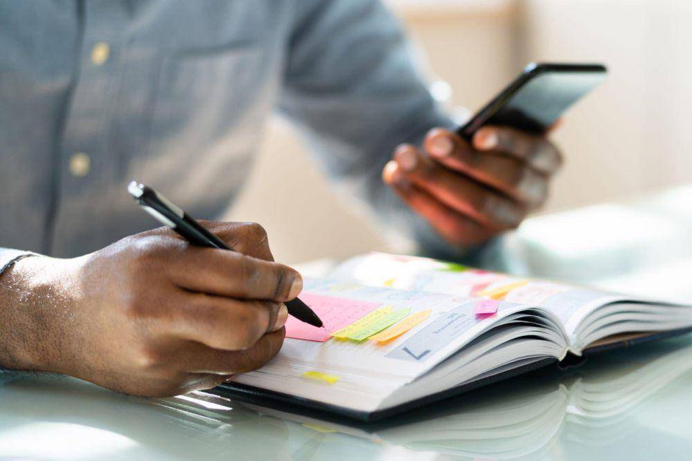 ilustrasi seorang pria sedang membuat jadwal (istockphoto.com/AndreyPopov)