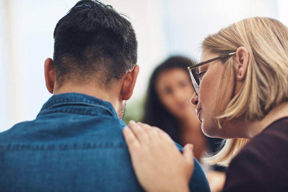 ilustrasi seorang pria menahan emosi (istockphoto.com/laflor)