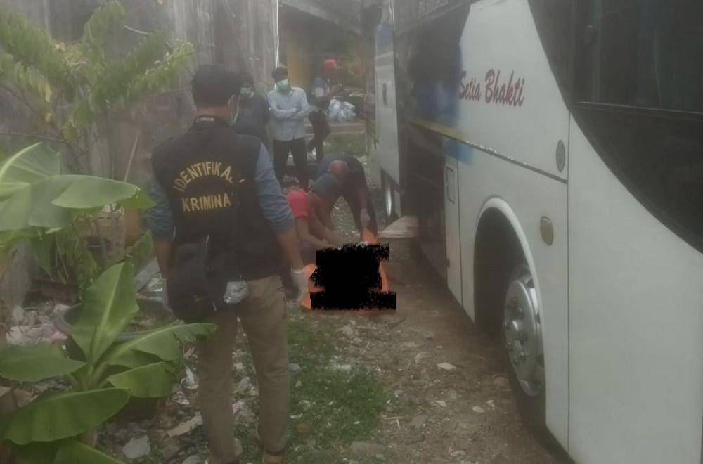 Jasad seorang pria ditemukan di bagasi bus. (Dokumen Polsek Bekasi Selatan)
