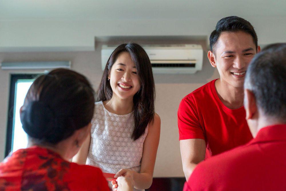 ilustrasi seorang pasangan dan mertua (istockphoto.com/gahsoon)