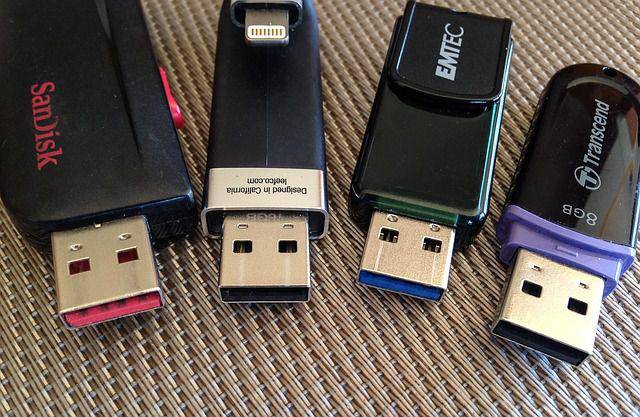 ilustrasi flashdisk cadangan (pixabay.com/jacqueline macou)