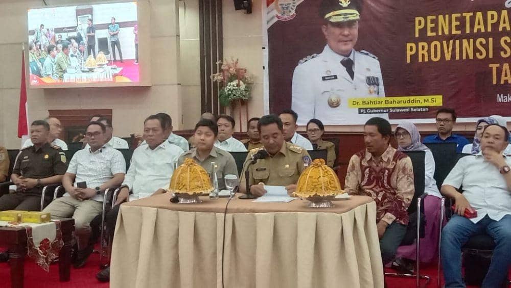 Pj. Gubernur Sulsel Bahtiar Baharuddin mengumumkan upah minimum provinsi (UMP) tahun 2024 senilai Rp3,4 juta. (IDN Times/Ashrawi Muin)