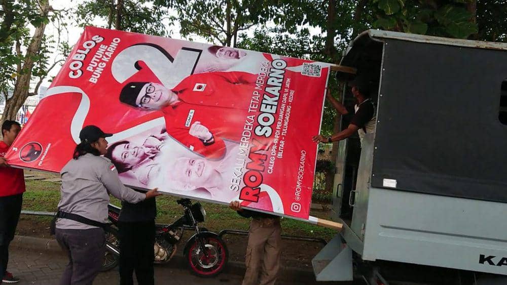 Satpol PP dan Bawaslu Tulungagung Tertibkan Baliho Caleg Melanggar