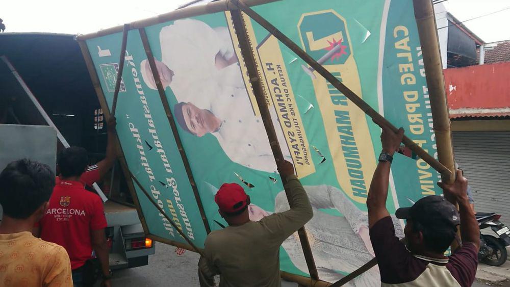 Petugas menertibkan baliho caleg di Tulungagung yang melanggar. IDN Times/ Bramanta Pamungkas