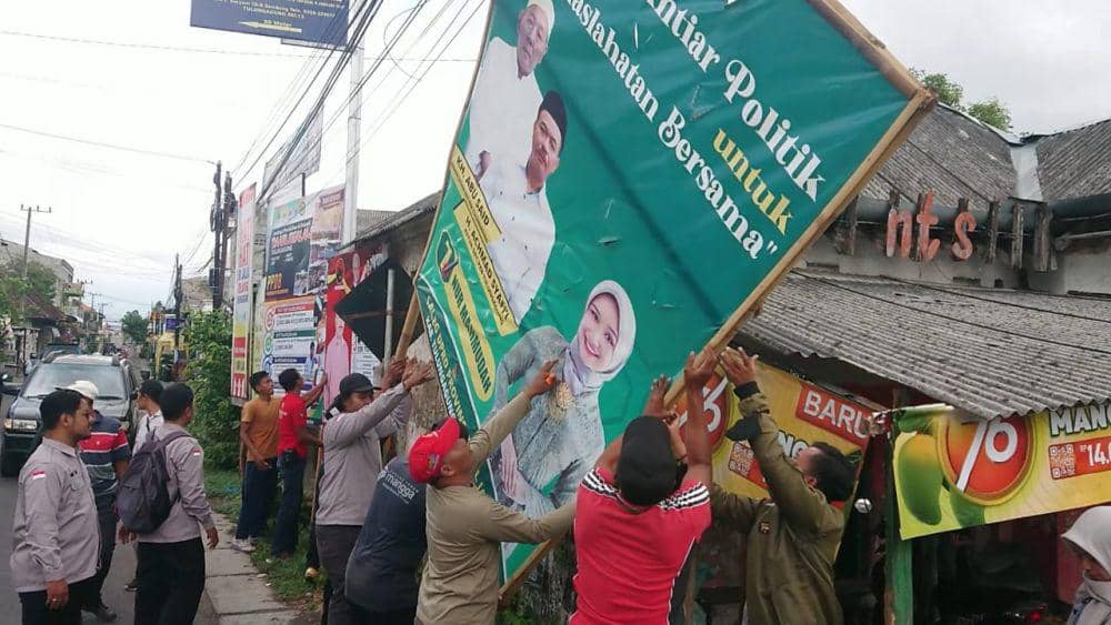 Petugas menertibkan baliho caleg di Tulungagung yang melanggar. IDN Times/ Bramanta Pamungkas