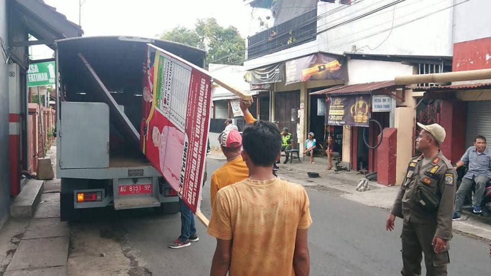 Petugas menertibkan baliho caleg di Tulungagung yang melanggar. IDN Times/ Bramanta Pamungkas