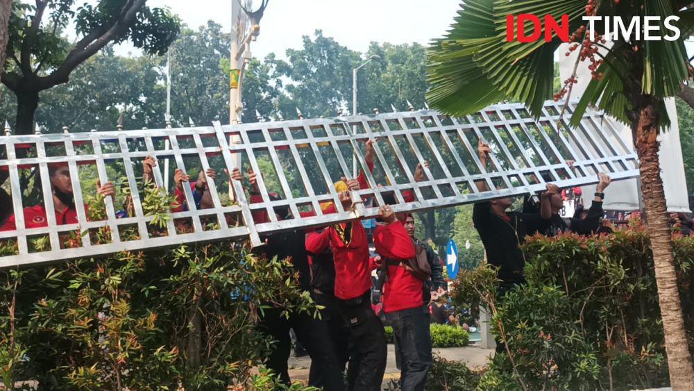 Kasatpol PP DKI Temui Buruh Usai Rusak Pagar Balai Kota
