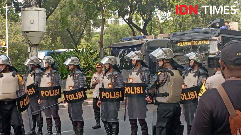 Polisi berjaga saat demo buruh terkait kenaikan UMP 2024 di depan Balai Kota Jakarta pada Selasa (21/11/2023). (IDN Times/Dini Suciatiningrum)