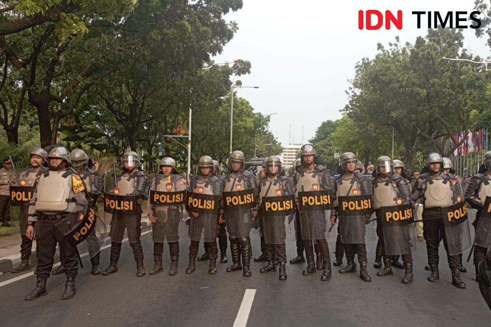 Polisi berjaga saat demo buruh terkait kenaikan UMP 2024 di depan Balai Kota Jakarta pada Selasa (21/11/2023). (IDN Times/Dini Suciatiningrum)