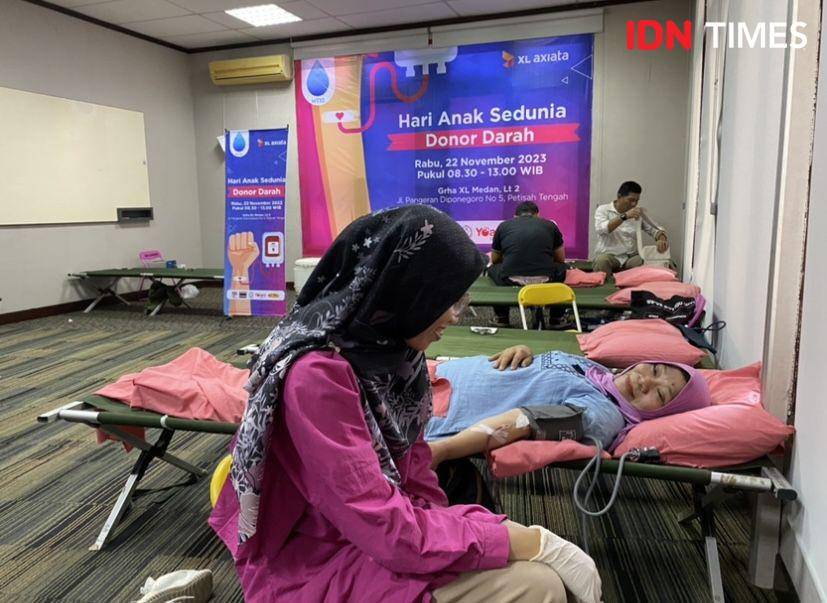 XL bersama komunitas jurnalis Medan menggelar donor darah sebagai peringatan Hari Anak Sedunia (IDN Times/Indah Permata Sari)