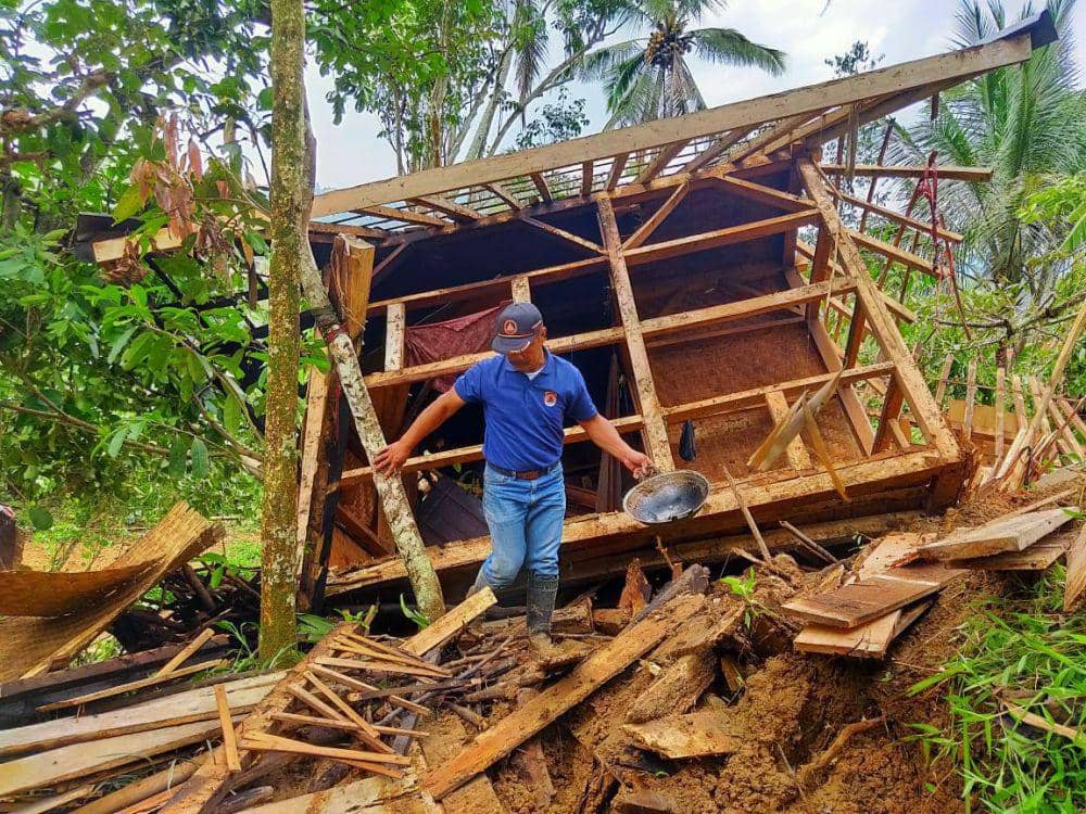 Longsor Rusak Tiga Rumah Panggung di Bandung Barat