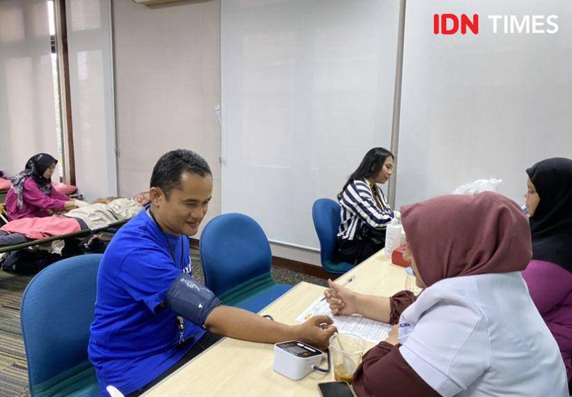 XL bersama komunitas jurnalis Medan menggelar donor darah sebagai peringatan Hari Anak Sedunia (IDN Times/Indah Permata Sari)