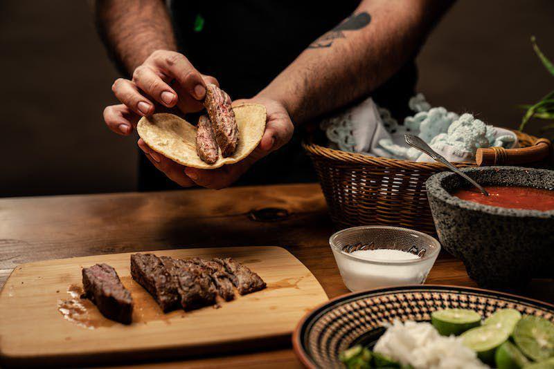 ilustrasi membuat cheesesteak egg roll (pexels.com/Los Muertos Crew)