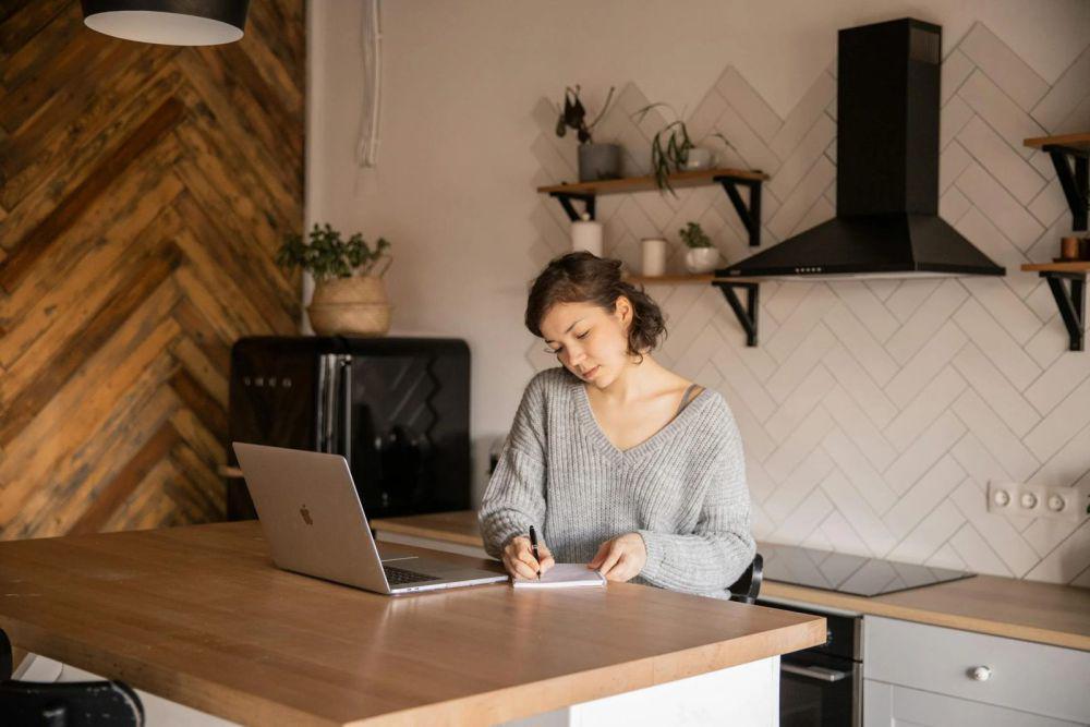 5 Plus Minus Menulis Artikel Dibanding Tulisan Kreatif Lainnya, Riset?