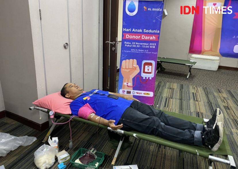 XL bersama komunitas jurnalis Medan menggelar donor darah sebagai peringatan Hari Anak Sedunia (IDN Times/Indah Permata Sari)