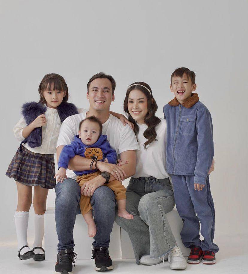 pemotretan keluarga Rendy Kjaernett dan Lady Nayoan (Instagram.com/ladynayoan)