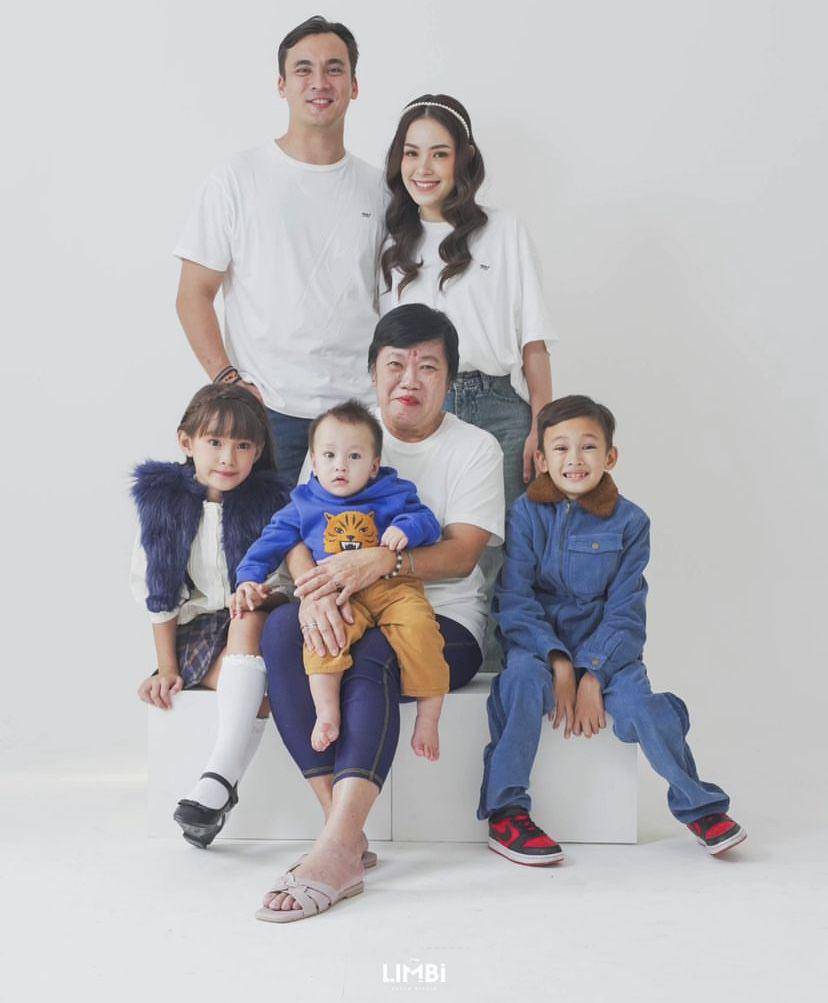 pemotretan keluarga Rendy Kjaernett dan Lady Nayoan (Instagram.com/rendykjaernett1)