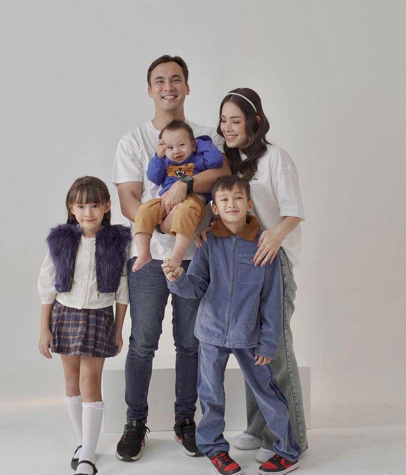 pemotretan keluarga Rendy Kjaernett dan Lady Nayoan (Instagram.com/ladynayoan)
