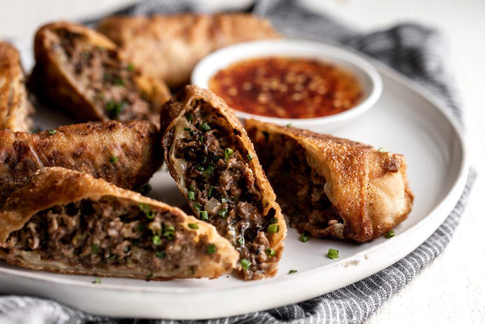 ilustrasi cheesesteak egg roll (youtube.com/Island Vibe Cooking)