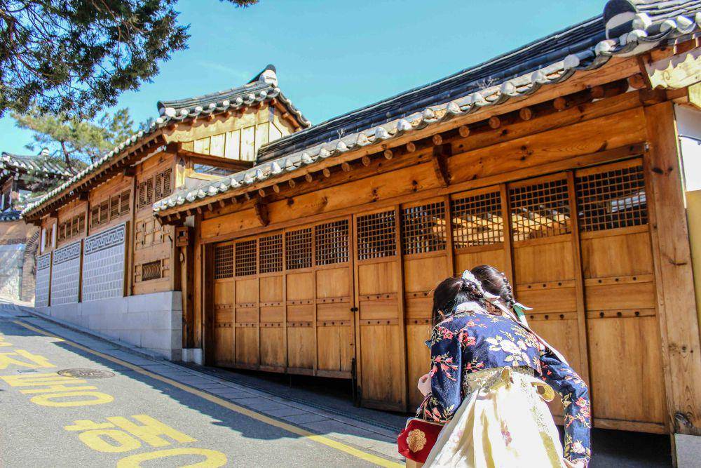 Bukchon Hanok Village (unsplash.com/Crystal Jo)
