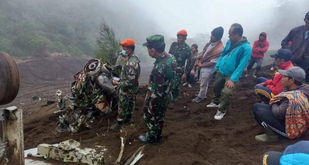 Terkendala Cuaca dan Medan, Puing Super Tucano Diangkut Tenaga Manusia